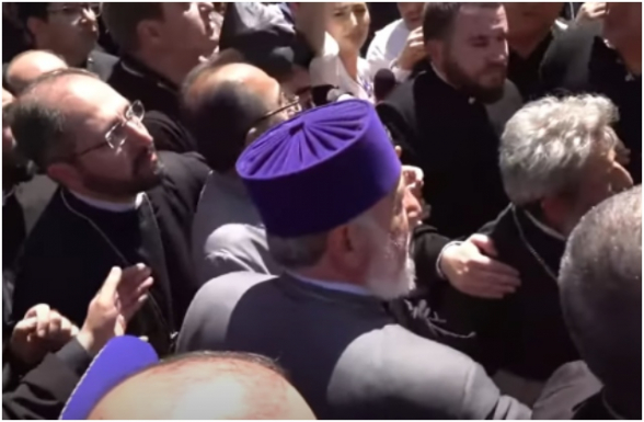 ԱԱԾ աշխատակիցները քաշքշել են հոգևորականներին՝ այդ թվում Միքայել Սրբազանին ու Վեհափառին (տեսանյութ)